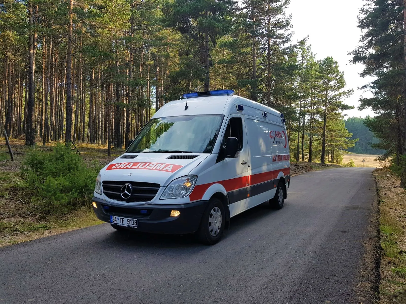 Şehirler arası hasta nakli için yolda olan ambulans
