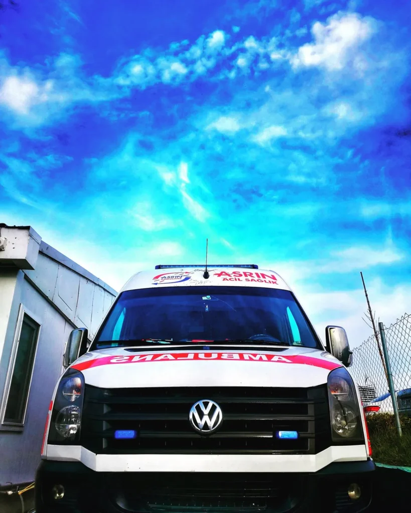7/24 hizmet veren acil ambulans aracı